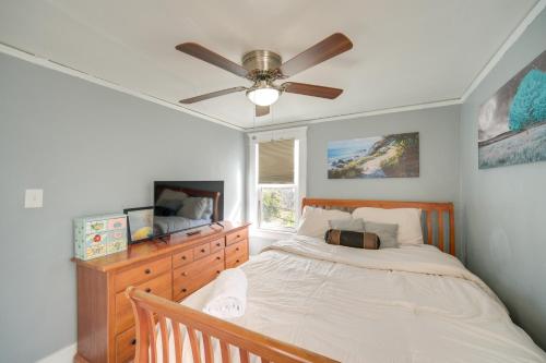 Un pat sau paturi într-o cameră la Modern and Convenient! Group Stay in Highland Square