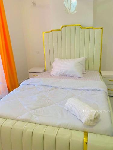 Ένα ή περισσότερα κρεβάτια σε δωμάτιο στο Burhani Tower