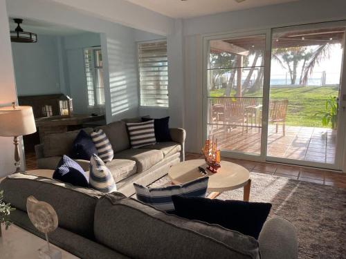 una sala de estar con un sofá y una mesa en Beachfront Spacious Home Private Luxury Pool, en Las Coles