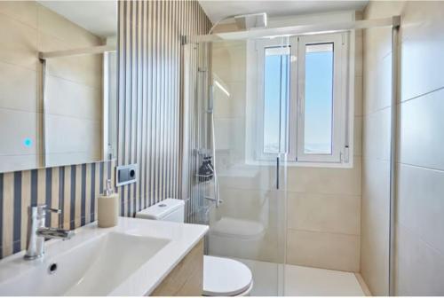 Un baño con lavabo, inodoro y ducha. en Casa Rural Lunares y Salinera, en Albanchez de Úbeda