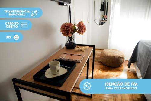 una mesa de centro con una taza de café y flores. en El Misti Suites Buenos Aires, en Buenos Aires