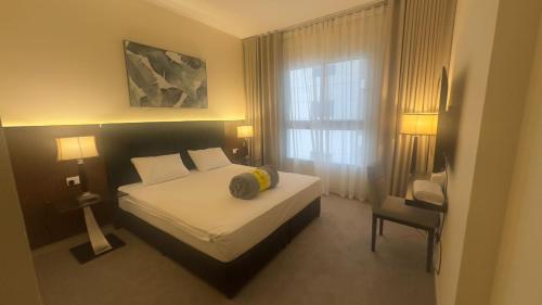 Postel nebo postele na pokoji v ubytování Ajman Executive Stay