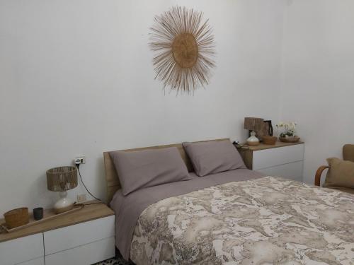 Een bed of bedden in een kamer bij Hortensia Home