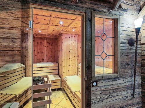 a room with bunk beds in a wooden cabin at Mercure Sighisoara Binderbubi Hotel & Spa in Sighişoara