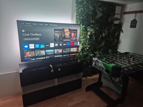 een flatscreen-tv met een videogameconsole bij Spa Privatif en Pleine Nature à 1h de Paris in Saclas