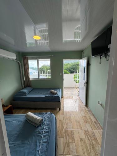a small room with a bed and a tv at Posada ontimeview in Providencia