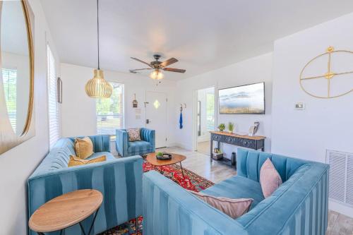 Χώρος καθιστικού στο Sip Sip Hooray - Hot Tub & Cowboy Pool