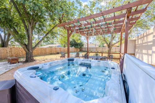 Φωτογραφία από το άλμπουμ του Sip Sip Hooray - Hot Tub & Cowboy Pool σε Fredericksburg