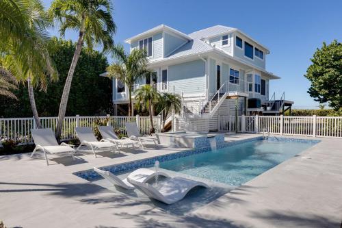 Bazén v ubytování A Saba Wind North- Oceanfront Estate with Pool on Captiva Island nebo v jeho okolí