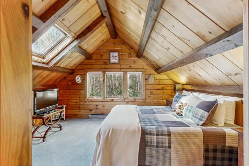 Postel nebo postele na pokoji v ubytování Birch Grove Cabin