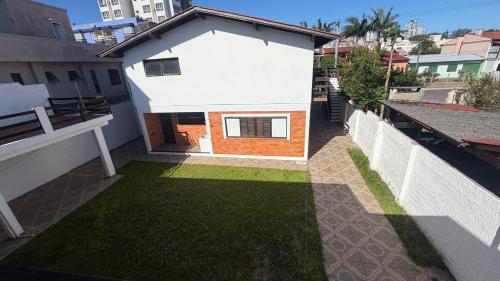 Das Gebäude in dem sich das Ferienhaus befindet