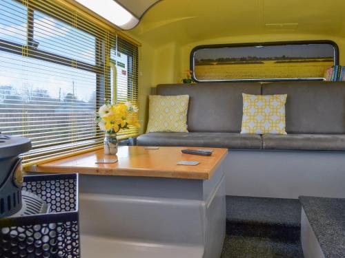 een kleine kamer met een tafel en een bank bij Daisy Decker - Uk48371 in Hollym