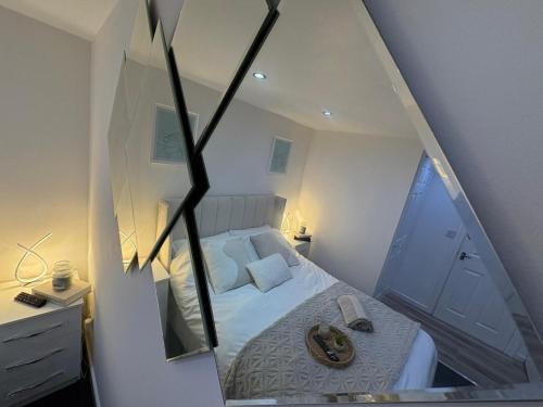 Ένα ή περισσότερα κρεβάτια σε δωμάτιο στο Modern Cozy Flat 6 mins to City Parking & WiFi