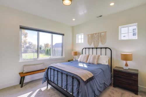 ein Schlafzimmer mit einem Bett und einem Fenster in der Unterkunft Family Wasatch Mountain Fun! Spacious Utah Retreat in Mound City