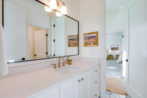ein Badezimmer mit Waschbecken und Spiegel in der Unterkunft Family Wasatch Mountain Fun! Spacious Utah Retreat in Mound City