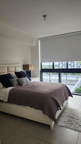 a bedroom with a large bed and a large window at acogedor apartamento en centro in Miami