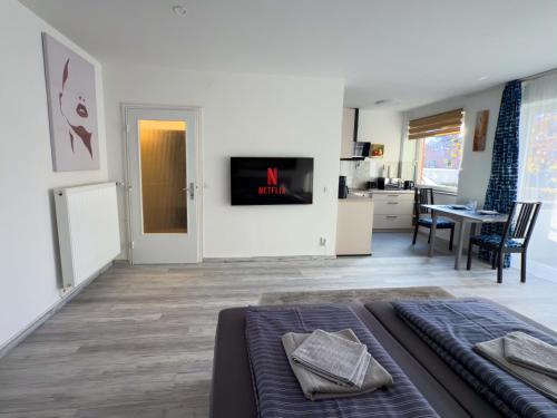 un salon avec un lit et une salle à manger dans l'établissement Ruhiges saniertes Apartment bei Hamburg Parkplatz Balkon WLAN, à Reinbek