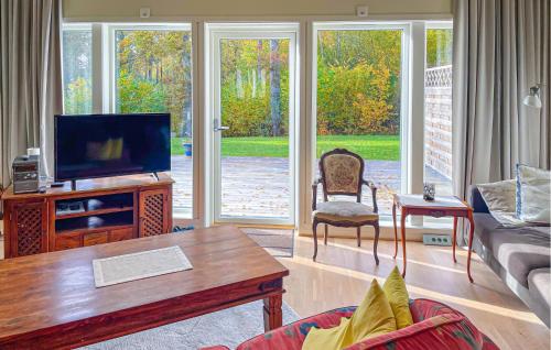 AlhammarにあるStunning Home In Tvärred With Kitchenのテレビ、ソファ、テーブルのあるリビングルーム