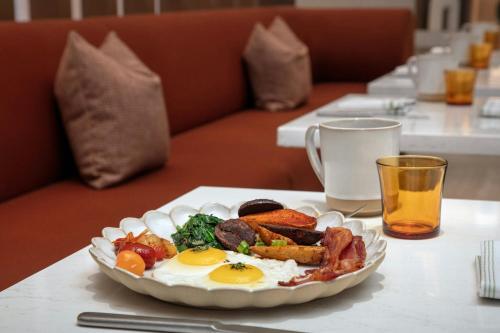 サンディエゴにあるCourtyard by Marriott San Diego Downtown Little Italyの卵とベーコンの盛り合わせ