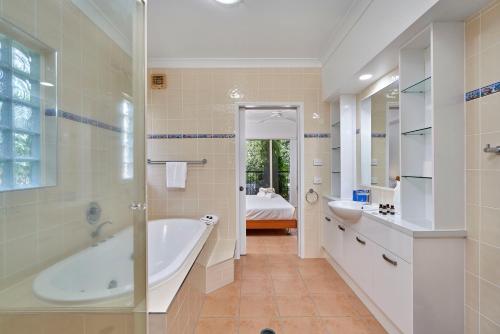 Koupelna v ubytování Coral Breeze at Clifton Beach