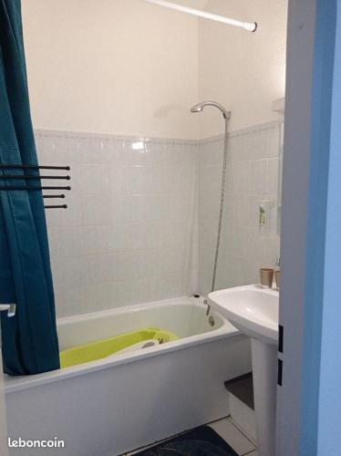 a bathroom with a tub and a sink and a bath tub at Charmante Maison Bord de Mer avec Piscine et Tennis 5-P in Saint-Vincent-sur-Jard