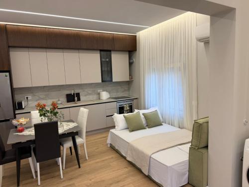 um quarto com uma cama e uma mesa e uma cozinha em TheCozy Home Tirana em Sauk