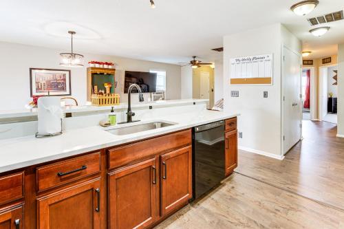 Kuchyň nebo kuchyňský kout v ubytování Fenced-In Yard with Deck Pet-Friendly Lochbuie Home