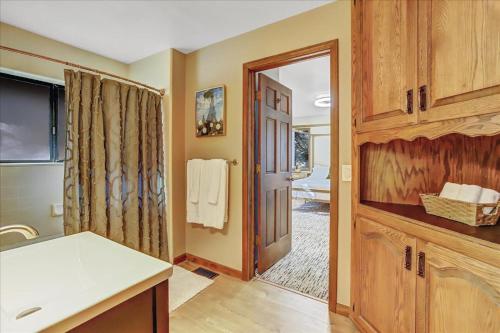 Ένα μπάνιο στο The Gathering Place! Sleeps 24, Lakeview, Game room