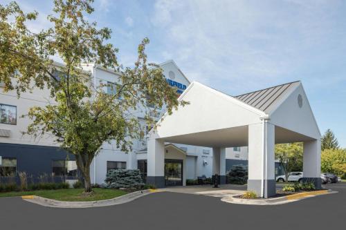 an office building with a white building at Fairfield by Marriott Inn & Suites Grand Rapids Airport in Grand Rapids