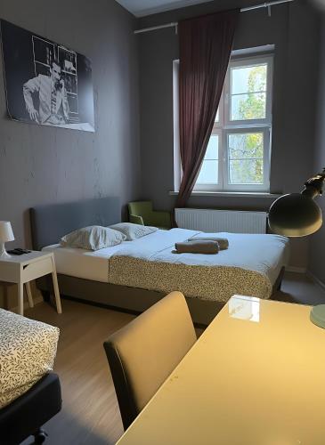 Ένα ή περισσότερα κρεβάτια σε δωμάτιο στο Poznan Central EnSuite Rooms