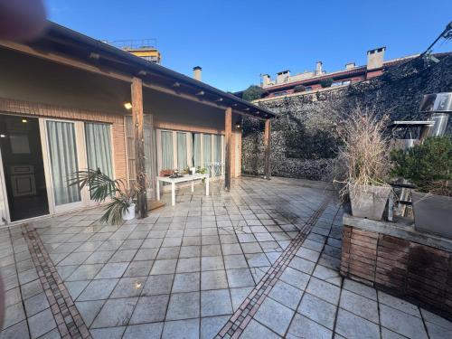 Το κτήριο όπου στεγάζεται  το διαμέρισμα