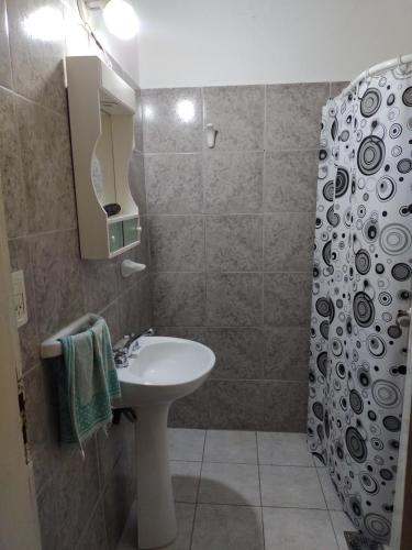 Un baño con lavabo y ducha en Silvia, en Marcos Juárez