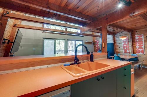 Kuchyň nebo kuchyňský kout v ubytování Charming Pinecrest Cabin with Private Deck