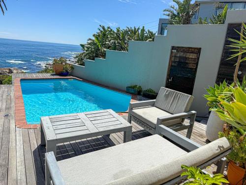 Bazén v ubytování Ocean View Home, Pool, Steps to Camps Bay Beach nebo v jeho okolí