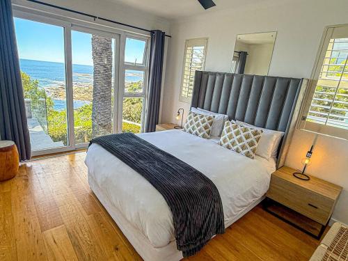 Postel nebo postele na pokoji v ubytování Ocean View Home, Pool, Steps to Camps Bay Beach