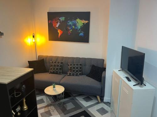 Et tv og/eller underholdning på L'escale, proche Bordeaux, parking gratuit