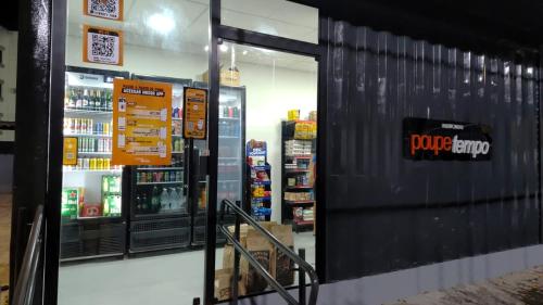 Ein Ladeneingang mit einem Trump-Schild an der Wand in der Unterkunft APêAju - Apartamento com tudo novinho só para você in Aracaju