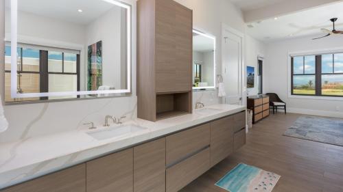 a bathroom with two sinks and a large mirror at ❤PiH❤ Hale Moana Heated Private Pool Spa Detached Ohana Suite in Waimea