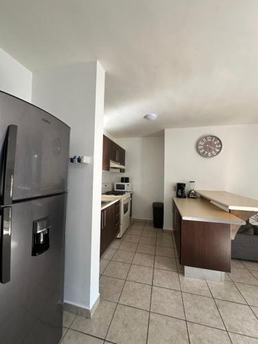 Nhà bếp/bếp nhỏ tại 3 beds 2 bath apartment minutes walk from the beach