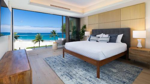 a bedroom with a bed and a view of the ocean at ❤PiH❤ Hapuna Sunsets Beachfront Steps From Ocean A33 in Hapuna Beach