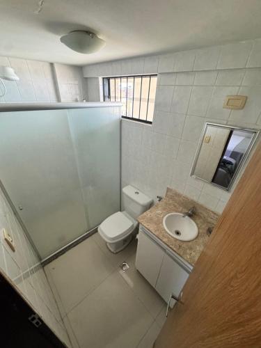 a bathroom with a toilet and a sink at Verão João Pessoa-apto inteiro-2 quartos in Cabedelo