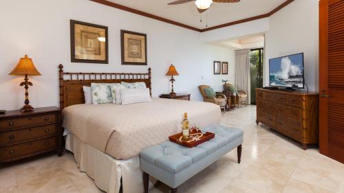 Ένα ή περισσότερα κρεβάτια σε δωμάτιο στο COASTAL DREAMS VILLA Breathtaking Oceanfront 3BR Condo - Walk to Beach Club