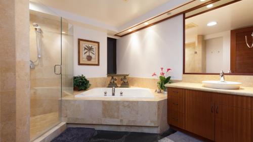 Ένα μπάνιο στο COASTAL DREAMS VILLA Breathtaking Oceanfront 3BR Condo - Walk to Beach Club