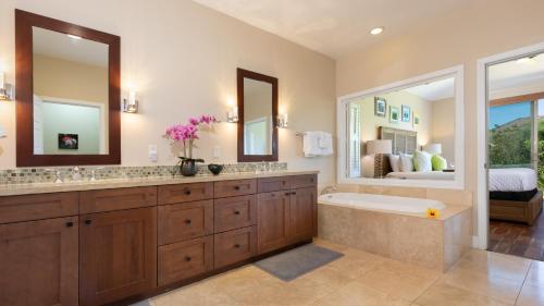 Koupelna v ubytování HAWAIIAN DREAM Relaxing KaMilo 3BR Home with Private Beach Club