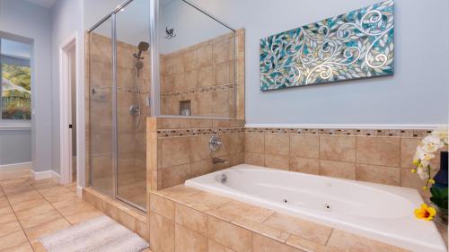 Koupelna v ubytování HAWAIIANA ESCAPE Tropical 3BR Kulalani Home with Bikes and Beach Club