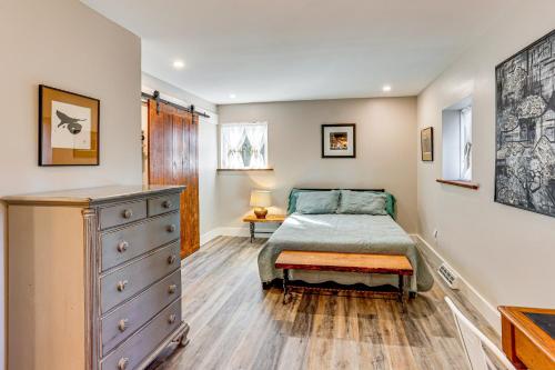 Postel nebo postele na pokoji v ubytování Serene Getaway with Trail Access in Chester Springs