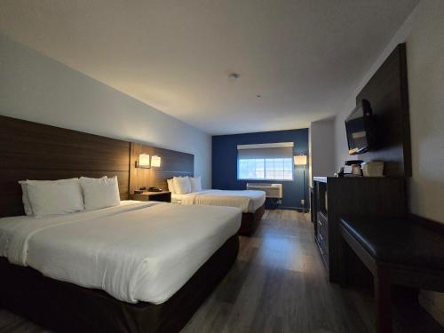 Postel nebo postele na pokoji v ubytování Quality Inn & Suites Tulare