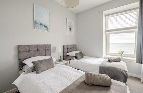 Postel nebo postele na pokoji v ubytování Cumbrae View Apartment Largs