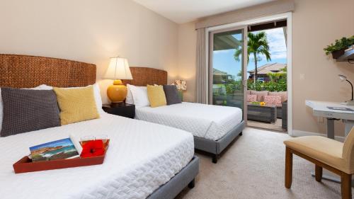 een hotelkamer met twee bedden en een balkon bij WAHI MALU Comfortable 3BR Single-Level KaMilo Home Near Pool in Waikoloa
