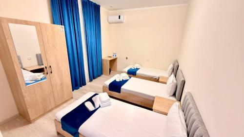 Ένα ή περισσότερα κρεβάτια σε δωμάτιο στο Anhor INN Hotel with Sauna&Pool